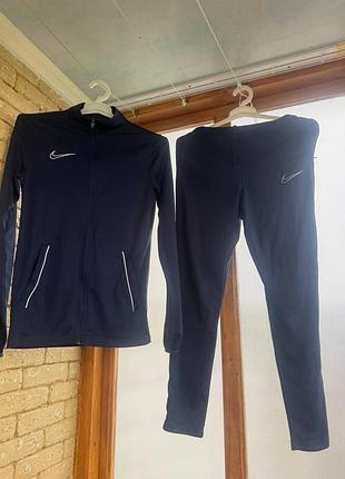 Тренировочный костюм nike,xs