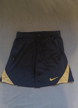 Оригинальные шорты nike dri-fit с замками (темно-синие/черные)
удобные спортивные шорты с контрастными золотистыми/песочными вставками по бокам