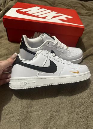 Кросівки жіночі nike air force 1 білі з чорним логотипом