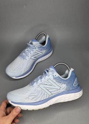 Світло-блакитні жіночі бігові кросівки new balance fresh foam 680v7 з дихаючим сітчастим верхом та фірмовою білою підошвою