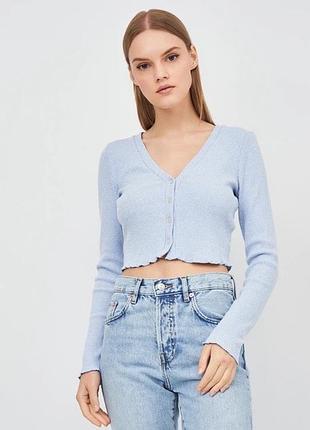 Укороченный трикотажный кардиган в рубчик от бренда bershka с v-образным вырезом и застежкой на пуговицы.