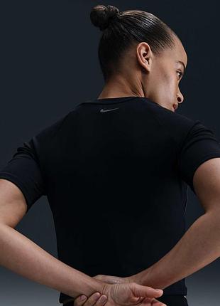 Чорна спортивна вкорочена футболка nike