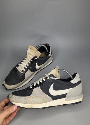 Чоловічі кросівки nike daybreak-type se чорного кольору з характерною резиновою вафельною підошвою та білим логотипом swoosh
