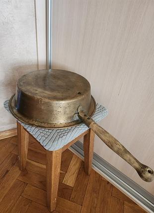 Винтажная латунная сковорода (или таз-ковш) с деревянной ручкой, длина 60 см, диаметр 36, см высота 10 см