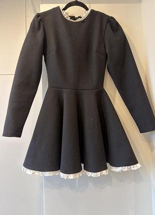 Чорна міні-сукня від ivina boutique з білим мереживом