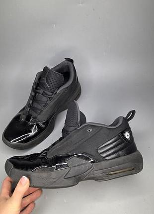 Мужские кроссовки jordan max aura 6 в черном цвете с глянцевой лакированной вставкой на носке и видимой амортизационной подушкой air