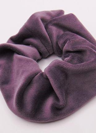 Большая плюшевая резинка для волос фиолетовая 13 см handmade