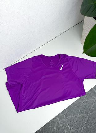 Жіноча спортивна футболка nike