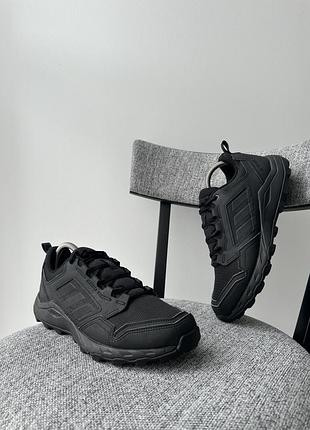 Чорні трекінгові трейлові кросівки кеди взуття adidas