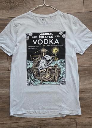 Біла футболка розміру xl з написом «original pirates vodka».