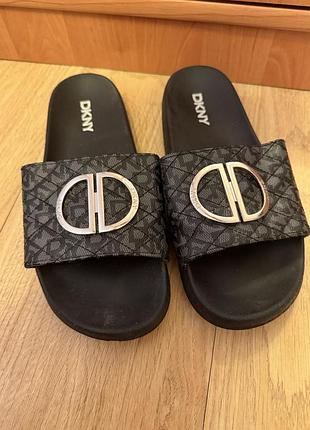 Шльопанці жіночі dkny чорні з логотипом