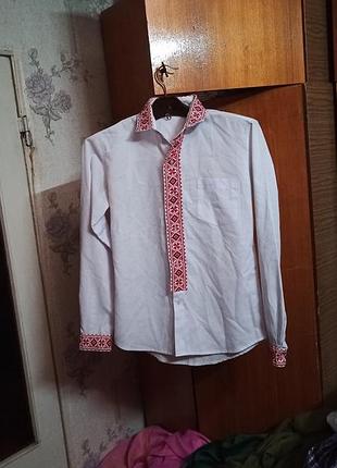 Мужская  рубашка-вышиванка размера l-xl с традиционным красным геометрическим орнаментом на воротнике, планке и манжетах