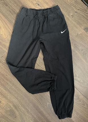 Спортивні штани жіночі nike чорні