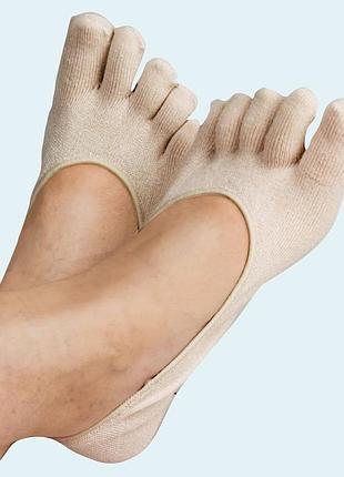 Five finger invisible socks), які захищають передню частину стопи та допомагають зменшити тиск у в обуві.