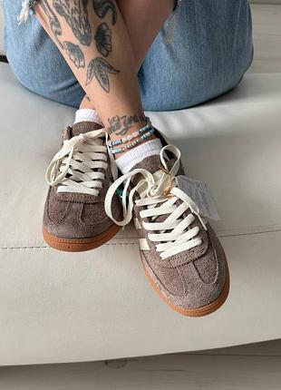 Special beige white 9