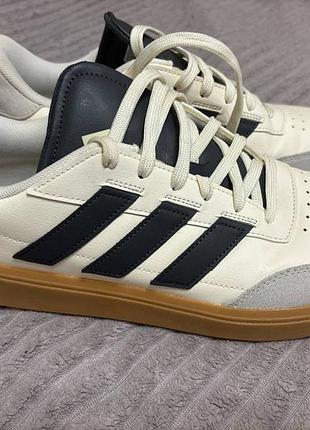 Кеди чоловічі adidas білі з чорними смужками