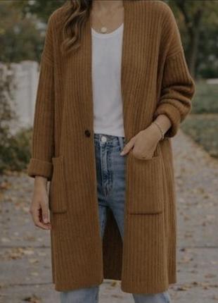 Коричневый длинный кардиган uniqlo с вертикальным рубчиком и передними карманами.размер xs.