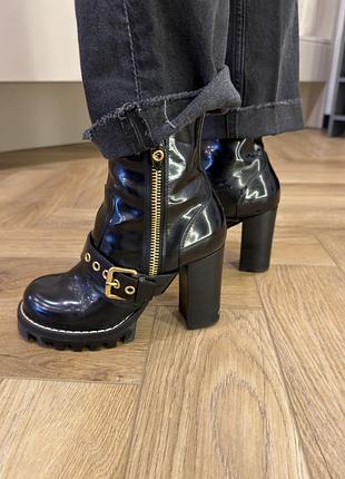 Оригінал! ботильйони черевики louis vuitton star trail patent leather ankle boots