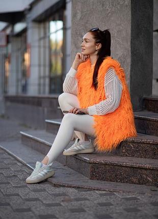 Жилетка из ламы короткая оранжевого цвета из эко меха 44