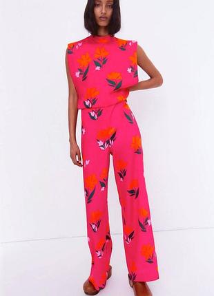 Zara атласний комбінезон з квітковим принтом та відкритою спиною