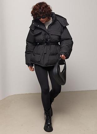 Жіночий пуховик oversize з поясом на талії та капюшоном