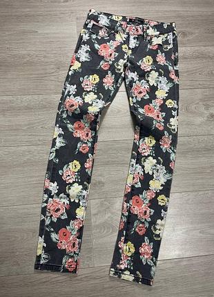 Женские стильные джинсы из цветами guess