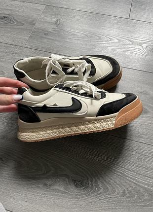 Кросівки жіночі nike білі з чорним