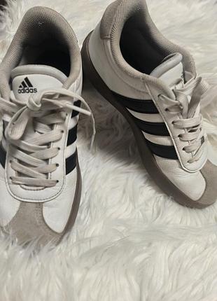 Кросівки для хлопчика adidas білі з чорними смужками
