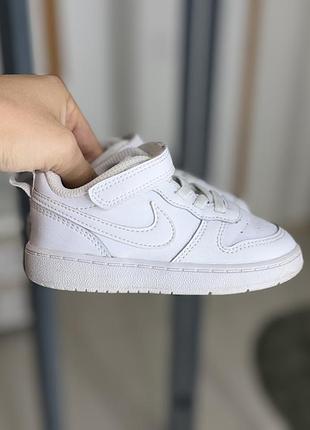 Кросівки унісекс nike білі 2