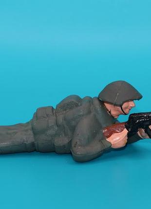 400 солдат армії гдр що лежачи стріляє з автомата 70-75мм