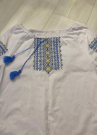 Вишиванка для дівчинки біла з синьо-жовтим орнаментом
