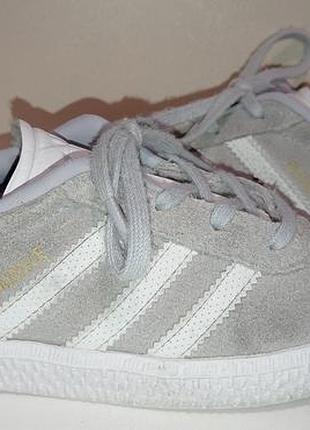Брендовые кожаные кроссовки adidas.