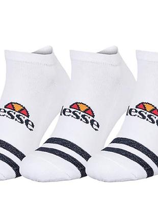 Короткі білі спортивні шкарпетки бренду ellesse melna 3pk з чорними смужками та фірмовим логотипом.