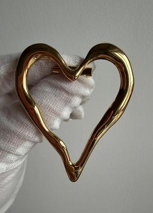 Металева велика брошка серце золотиста, мінімалістична брошка у формі серця