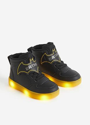 Кросівки-хайтопи дитячі для хлопчика h&m batman 27 розмір устілка 16,5 см | чорні високі led на липучках