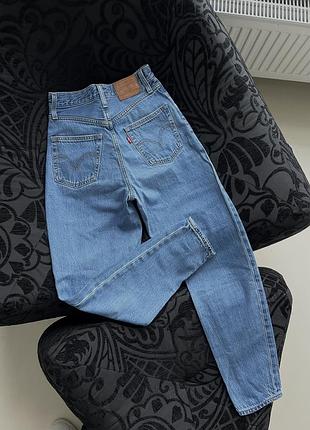 Цупкі джинси мом на високій талії levis high loose taper