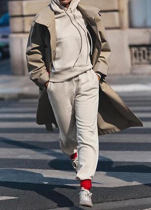 Базовий  молочний плюшевий спортивний костюм zara