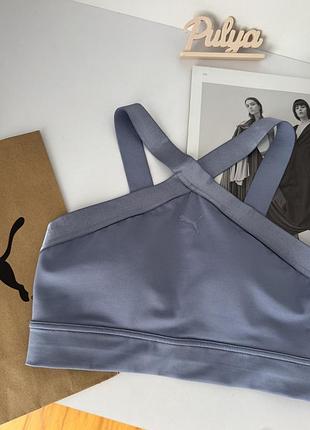 Спортивний блакитний топ puma mid-impact bra filtered ash з переплетенням на грудях