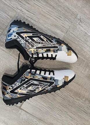 Футбольні сороконіжки umbro formation iv tf різнокольорові 41 розмір
