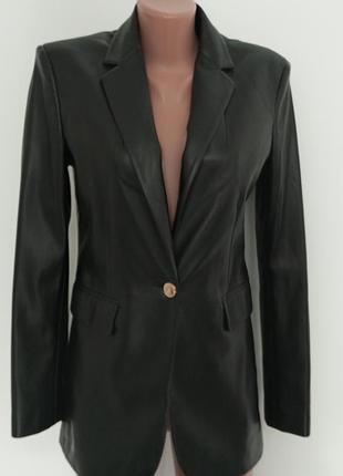 Пиджак zara (кож.зам)
очень мягкий приемный на ощупь,стан нового, с карманами
