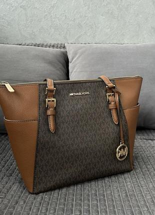 Сумки жіночі michael kors charlotte large logo and leather top-zip tote bag коричневі