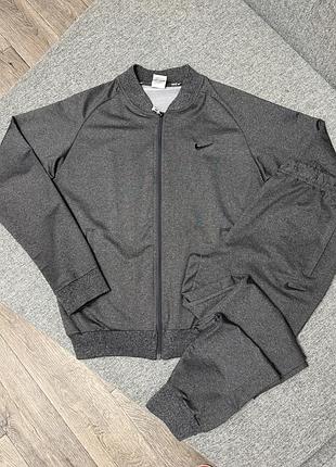 Спортивный костюм. nike.