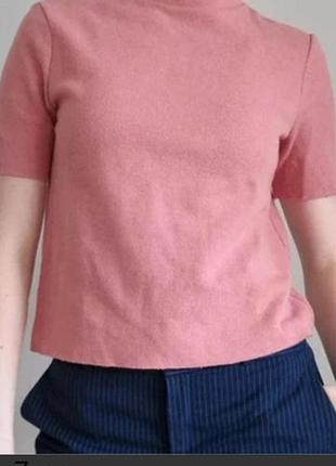 Футболка zara рожева з коротким рукавом та невеликим коміром-стійкою.