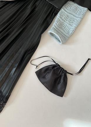 Атласний мішечок-пильовик ) massimo dutti з жаккардовим візерунком та зав'язками-шнурками.