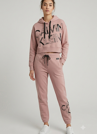 Женский спортивный костюм пудрово-розового цвета от бренда calvin klein