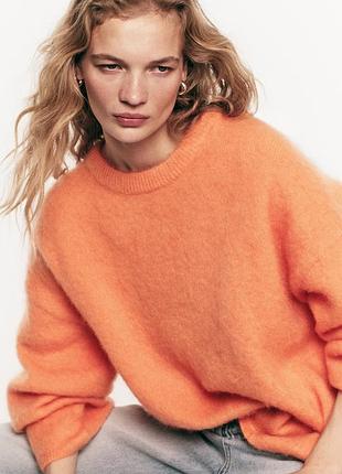 Яркий мохеровый свитер h&m edition