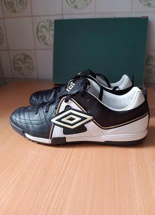 Бутси чоловічі umbro чорно-білі