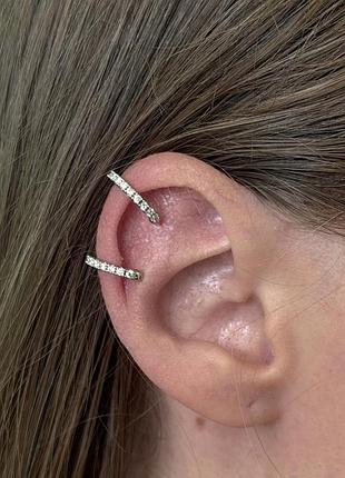 Каф-серьга на ухо tiffany тонкая в камнях тиффани золотистая