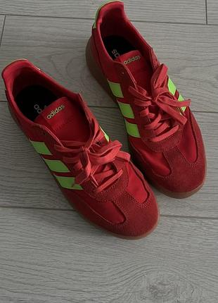 Яскраві червоні кросівки adidas barreda 7