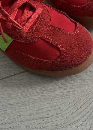 Яскраві червоні кросівки adidas barreda 8